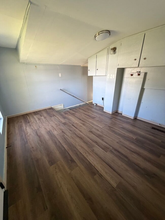 Building Photo - 4 plus bedroom on double lot