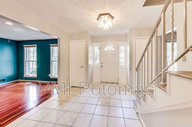 Building Photo - 1718 Crestview Dr