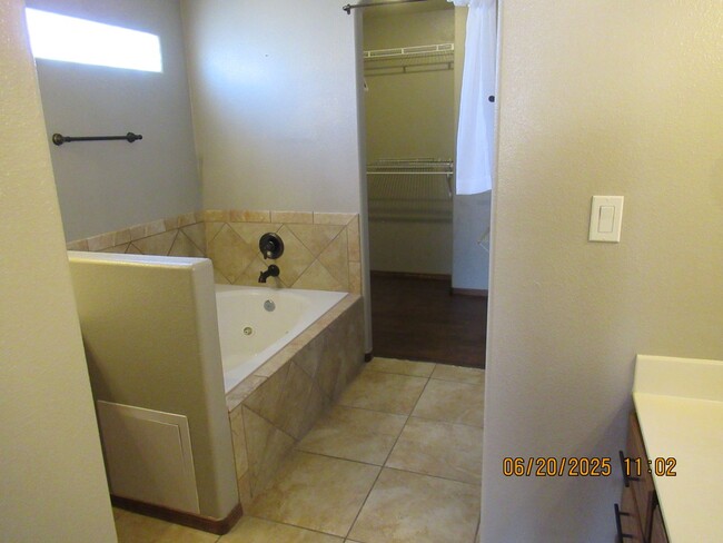 Building Photo - Massive 5Bed, 4Bath, 2Story Home Located i...