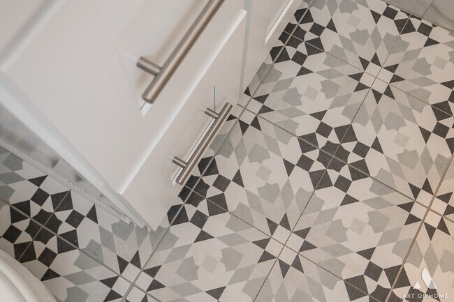 Building Photo - 18 E Old Willow Rd