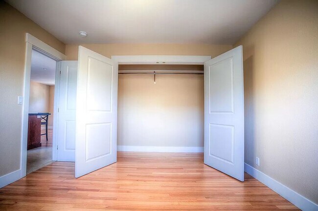 Building Photo - Beautiful 2 Bed 2 Bath Duplex with A/C