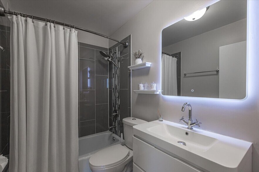 Building Photo - 5455 N Sheridan Rd