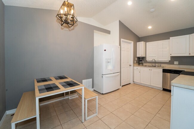 Building Photo - 841 Helen St