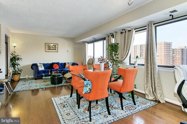 Building Photo - 1301 N Courthouse Rd