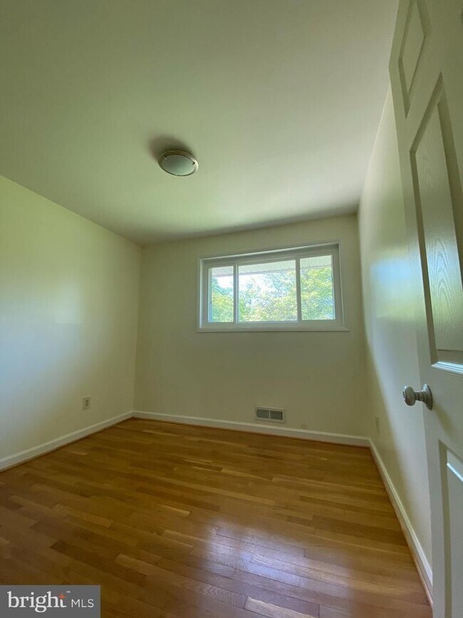 Building Photo - 6009 Cheshire Dr