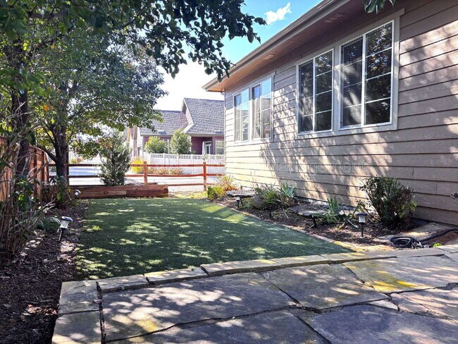 Building Photo - 900 Treece St