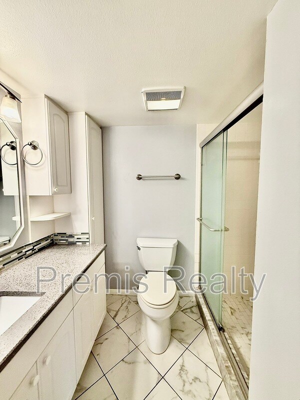 Building Photo - 2800 Cove Cay Dr