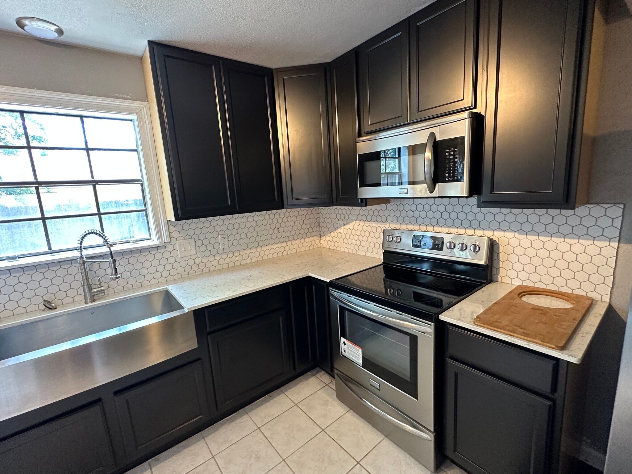 Stove and Over-Head-Microwave - 540 S Flannery Rd