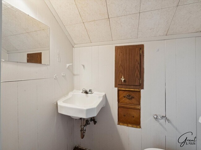 Building Photo - 3 bedroom  1.5 bath bungalow - $1200