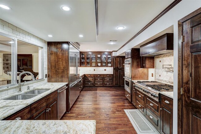 Building Photo - 3409 Lakeside Dr