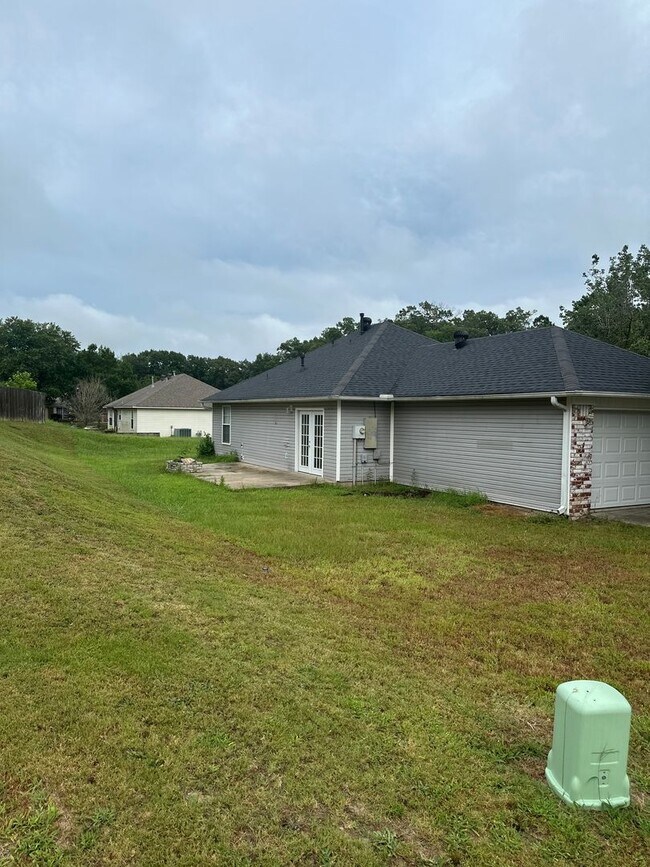 Building Photo - Move-in Ready!  3-Bed, 2-Bath Home in Bent...