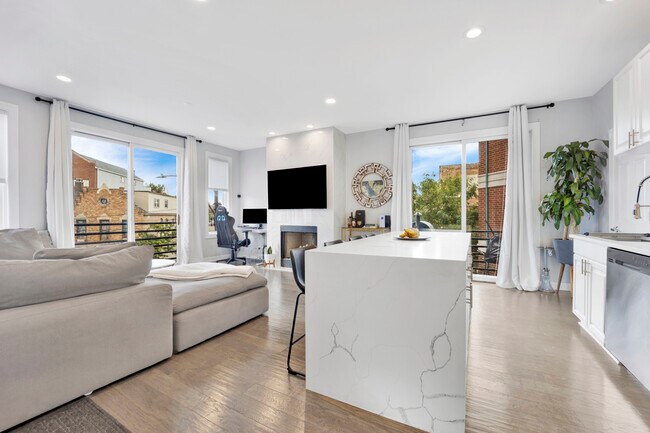 Primary Photo - 870 N Milwaukee Ave