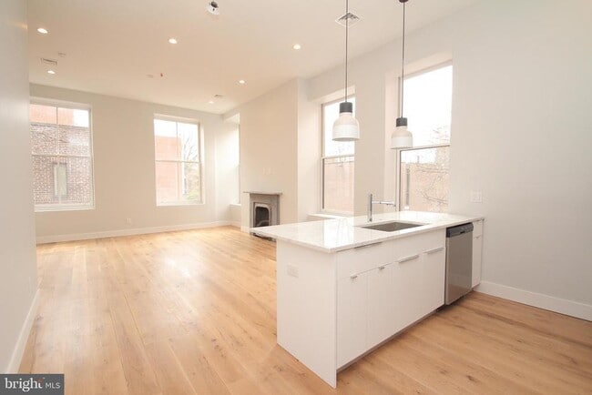 Building Photo - 220 S 3rd St