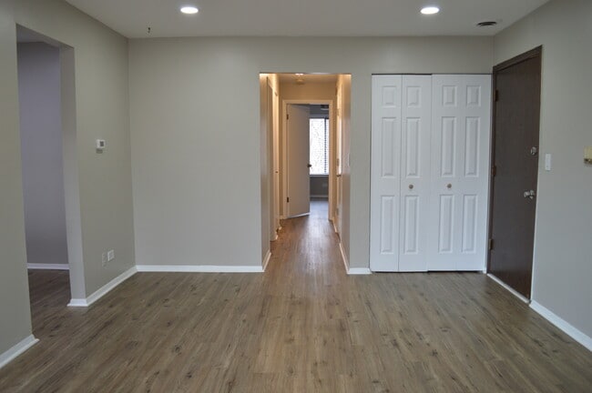 Building Photo - 255 E Court of Shorewood