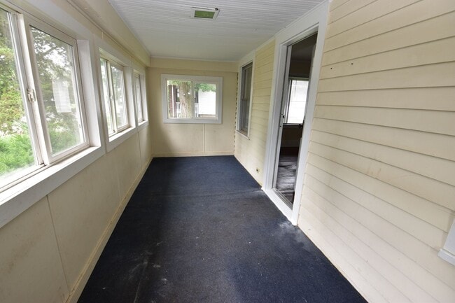 Building Photo - 2 bedroom home close to ND and Roseland