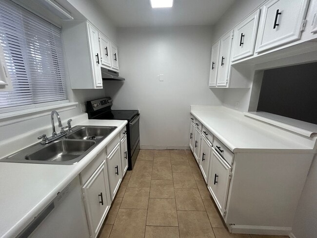 Building Photo - 240 Jamil Rd