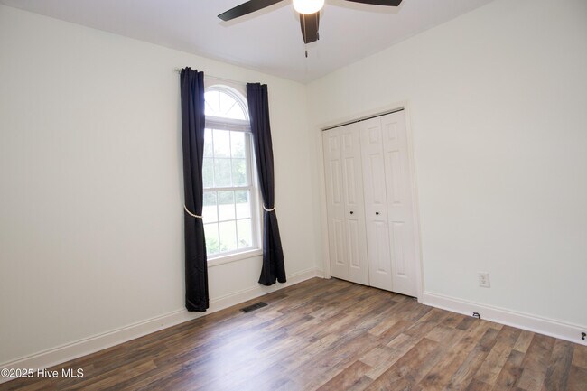 Building Photo - 102 Willow Creek Ln