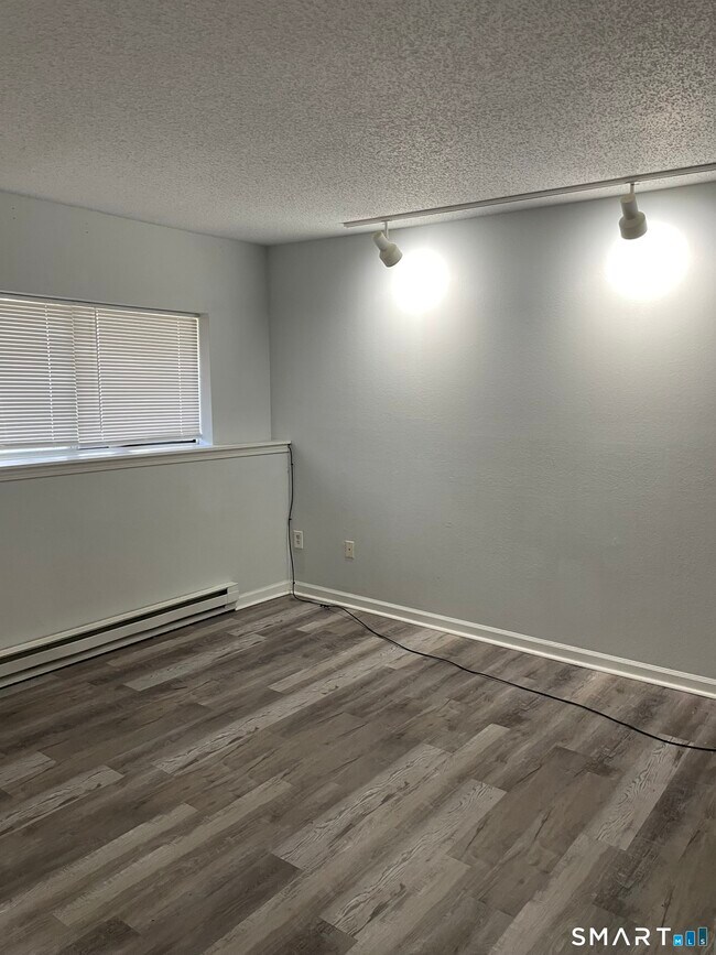 Building Photo - 925 Oronoke Rd