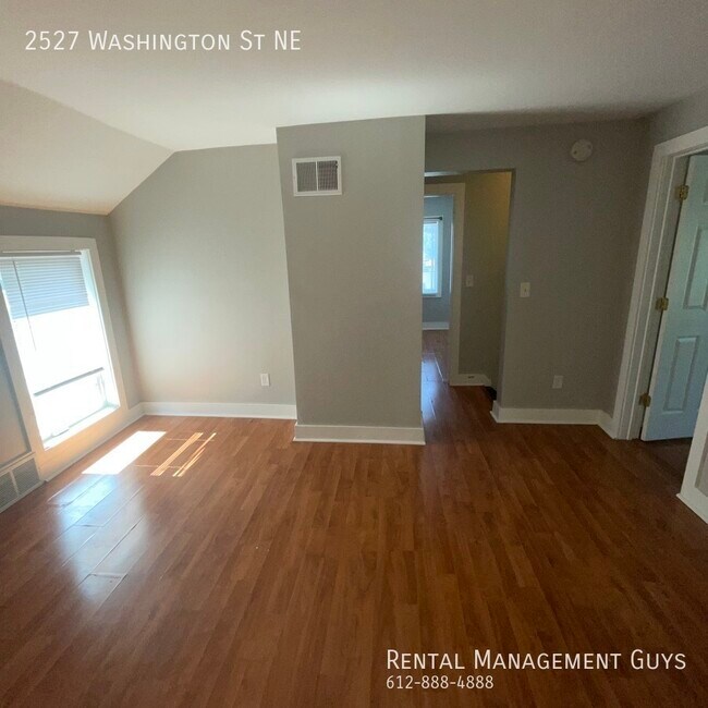 Building Photo - 4 Bedroom Home! Updated Kitchen and Office!