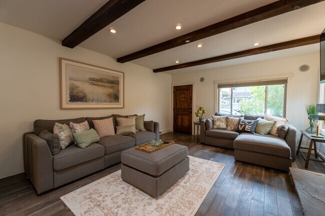 Building Photo - Forest Avenue Hideaway