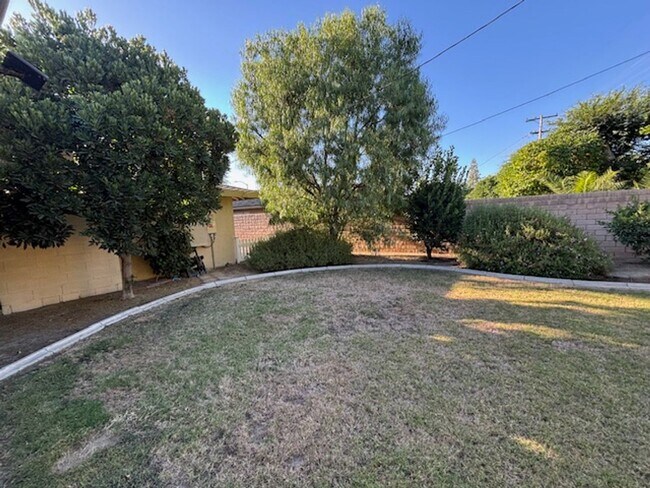 Building Photo - Beautiful 3 Bedroom / 2 Bathroom Home in S...