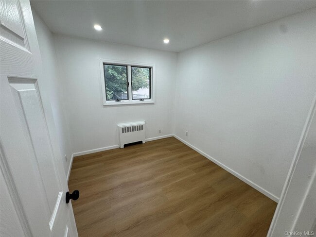 Building Photo - 303 Woodbury Rd