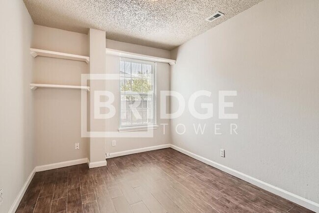 Building Photo - 806 Prairie Creek Dr