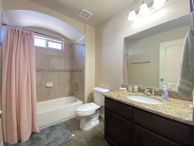 Building Photo - Gorgeous 4bed/3.5bath with 2 Master Bedrooms!