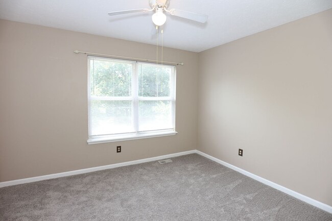 Building Photo - Large 5 Bedroom Westfield Home!