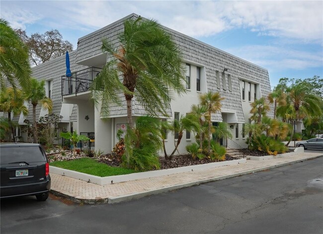 Building Photo - 704 Lyndhurst St