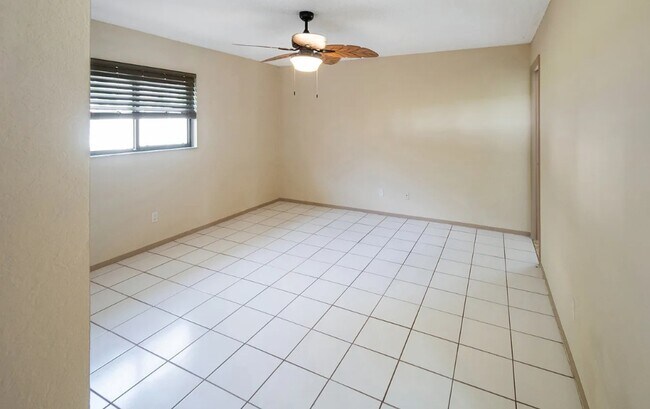 Building Photo - 206 SE Santa Barbara Pl