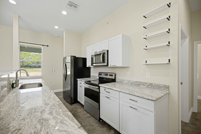 Building Photo - Country Living with Modern Convenience!