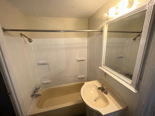 Building Photo - 2 bed freshly updated