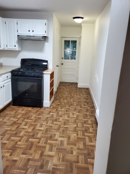 Building Photo - 156 Lander St