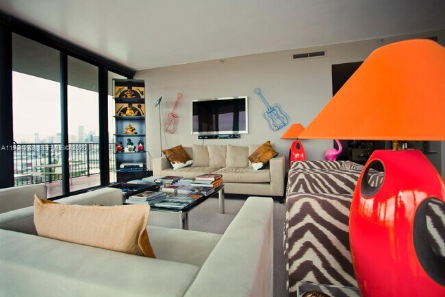 Building Photo - 1000 Venetian Way