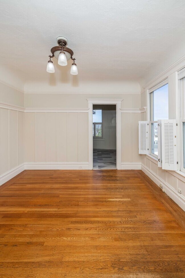 Building Photo - TOP FLOOR 1BR. Remodeled! W/D IN-UNIT! Dishwasher!