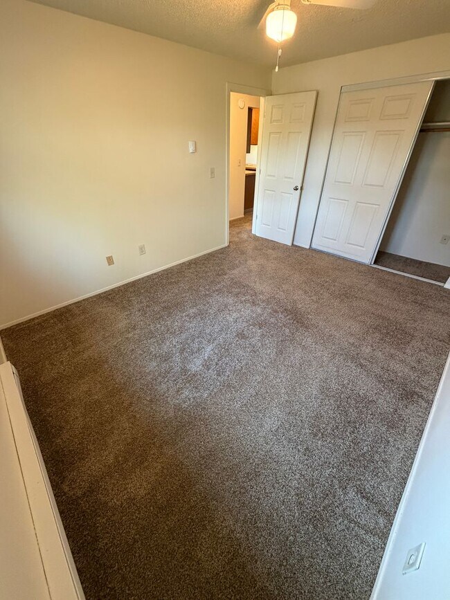Building Photo - (858) Fox Fire - 2 Bedroom / 1 Bathroom
