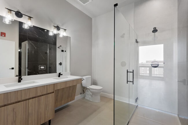 Building Photo - 2505 W Farragut Ave