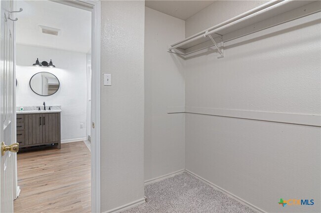 Building Photo - 121 Castlewood Dr