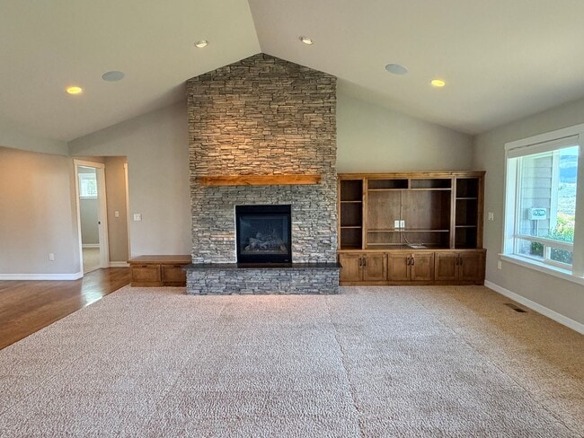 Building Photo - Luxury, golf course living with VIEWS! 3+ bed, 3 bath, three car garage and so much more!