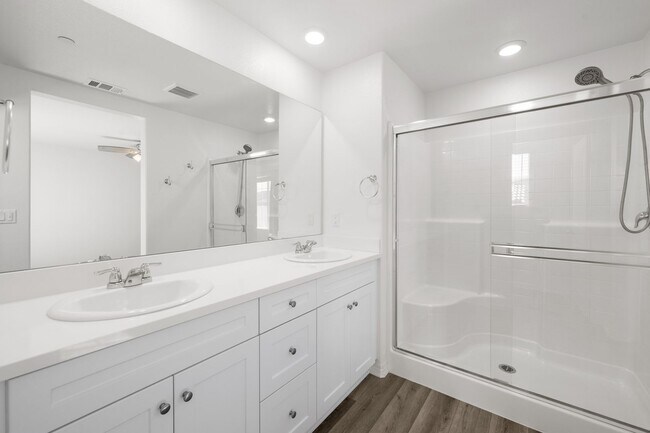 Building Photo - Beautiful 3 Bed / 2.5 Bath Condo with Open Floor Plan & Private Patio!