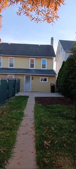 Building Photo - 434 Bridge St