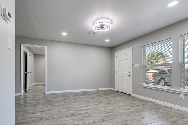 Building Photo - 6038 Glenhurst Dr