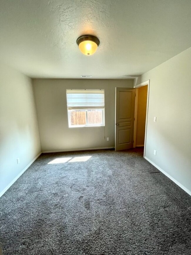 Building Photo - Single level two bedroom home in SE Bend!