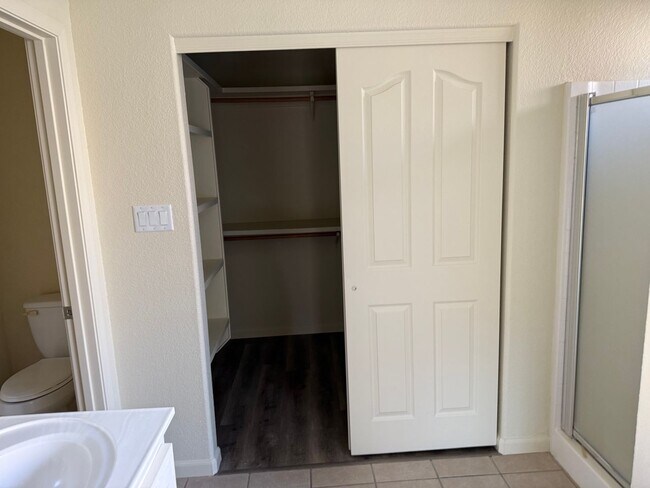 Building Photo - Updated Rental Available Now!