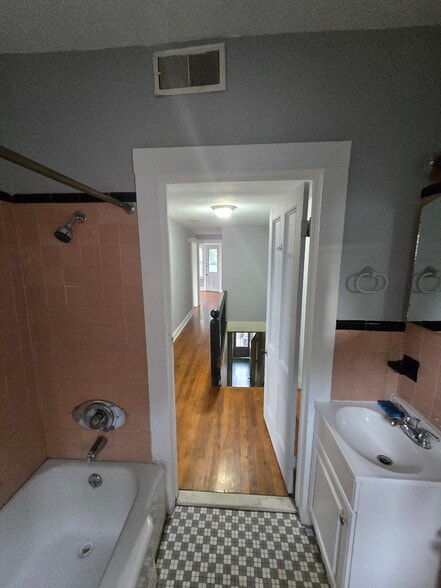 Building Photo - 221 Scottwood Ave