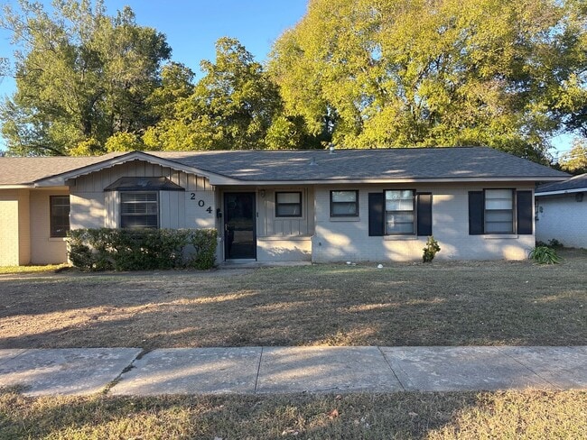 Primary Photo - 204 Ridgecrest Dr