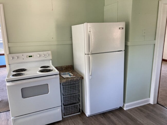 Building Photo - 1 Bedroom, 1 Bathroom Upper Duplex in Thir...