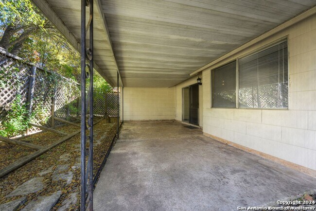 Building Photo - Charming Home Awaits: Spacious & Modern Living in a Prime Location