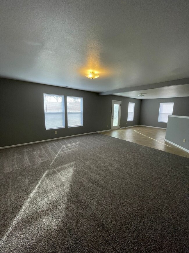 Building Photo - Shelbyville - 3 BR  home with loft